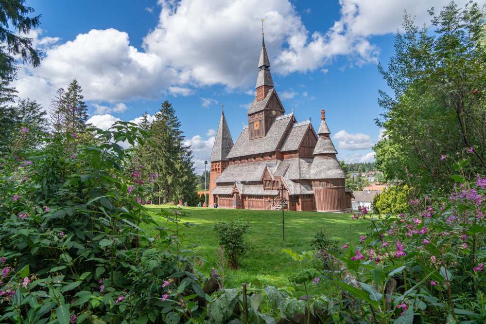 Kirche im Harz. Natürlicher Rahmen in der Fotografie